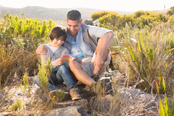 Padre e hijo haciendo senderismo en las montañas — Foto de Stock