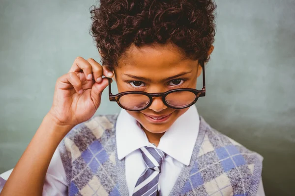 Schattige kleine jongen bedrijf bril — Stockfoto