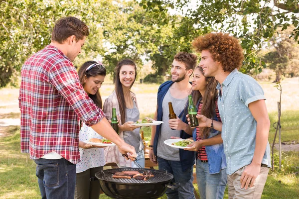 Glückliche Freunde im Park beim Grillen — Stockfoto