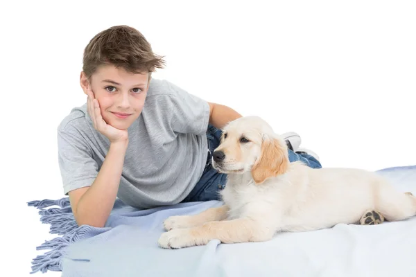 Jongen met hond liggend op deken — Stockfoto