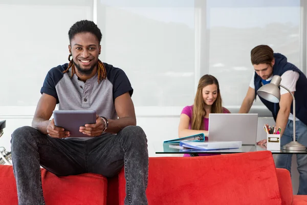 Équipe créative avec tablette numérique et ordinateur portable — Photo