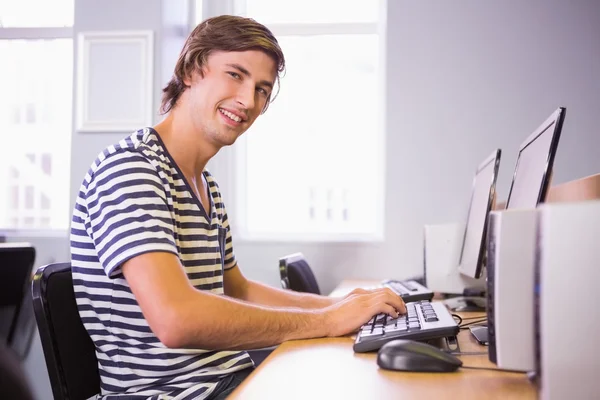 Student werkt aan computer in klas — Stockfoto