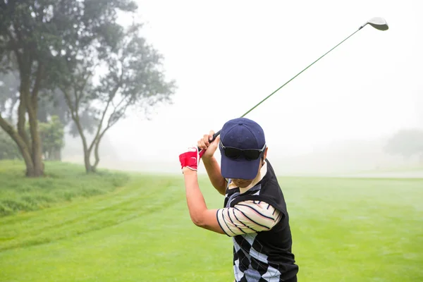 Golfer teeing off — Stock Photo, Image