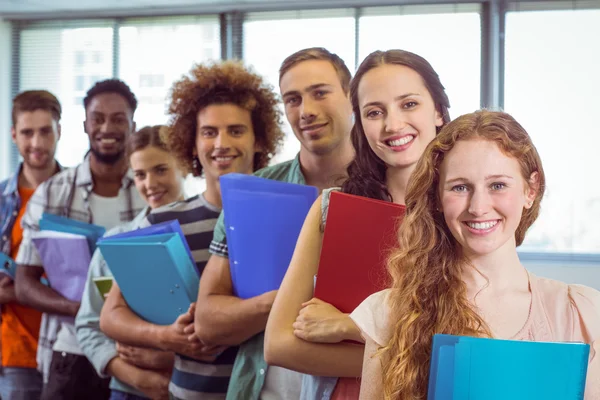 Modestudenten lächeln gemeinsam in die Kamera — Stockfoto