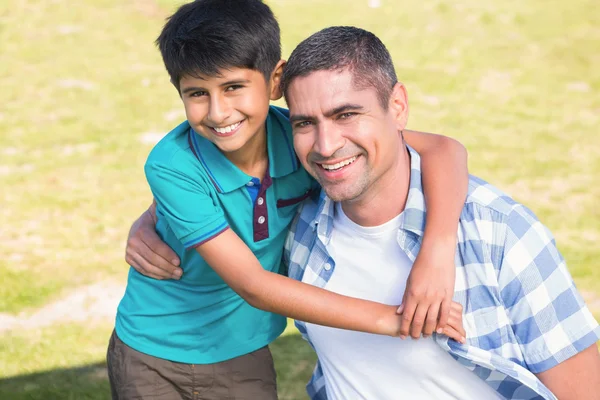 Padre e hijo en el campo — Foto de Stock