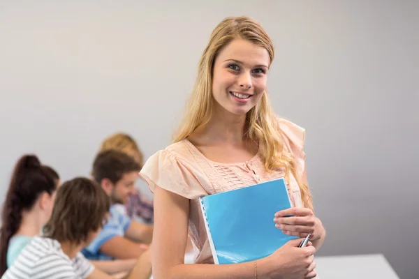 Studentessa che tiene la cartella al college — Foto Stock