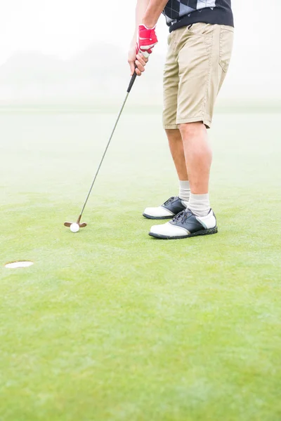 Gracz w golfa na polu golfowym w otwór — Zdjęcie stockowe