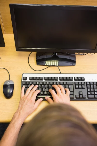 Student arbetar på datorn i klassrummet — Stockfoto