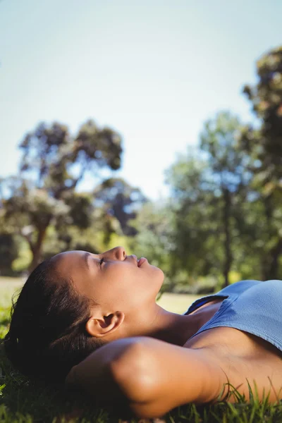 合适的女人躺在公园里 — 图库照片