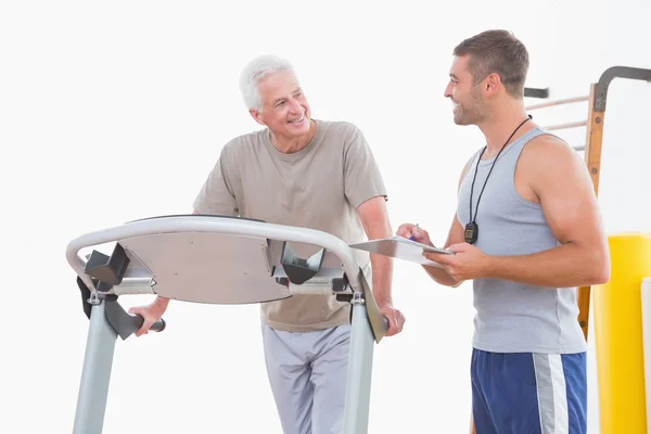 Trainer timing senior man — Stock Photo, Image