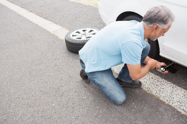 Hombre reparación neumático —  Fotos de Stock