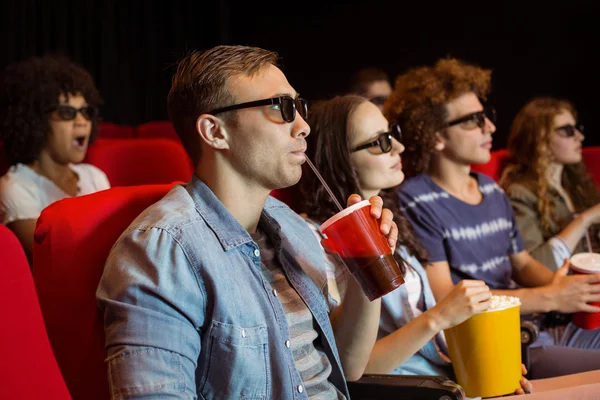 Jovens amigos assistindo a um filme 3d — Fotografia de Stock