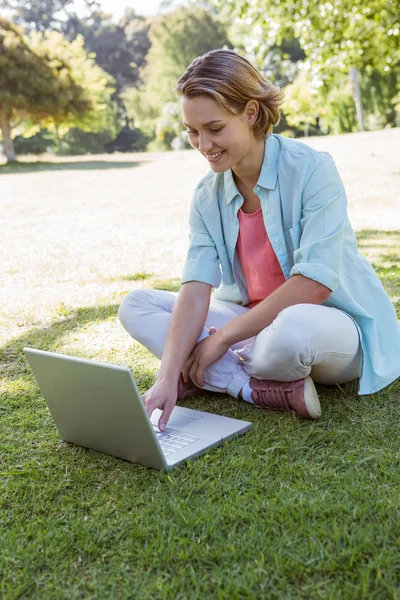 Mulher bonita usando laptop no parque — Fotografia de Stock