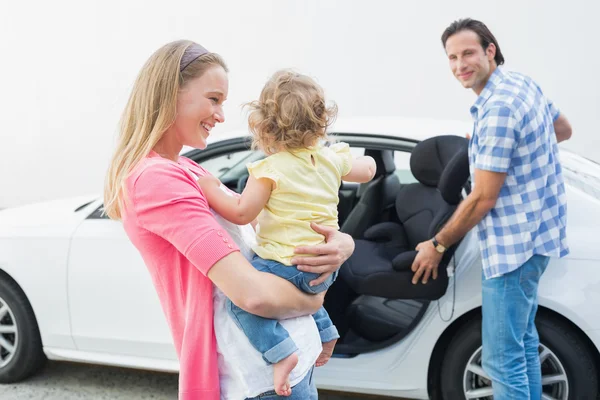 Eltern tragen Baby und ihren Autositz — Stockfoto
