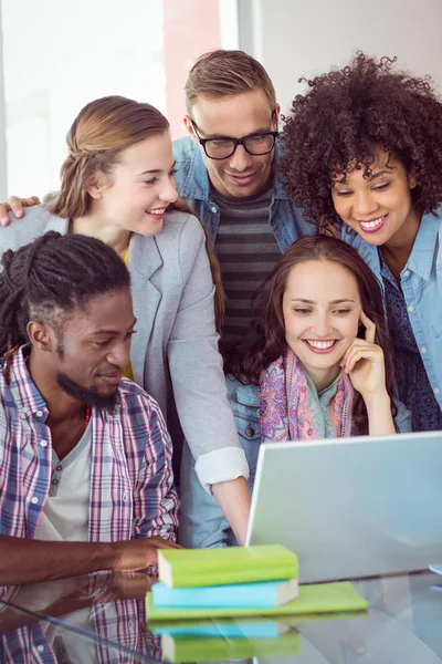 Étudiants en mode travaillant en équipe — Photo