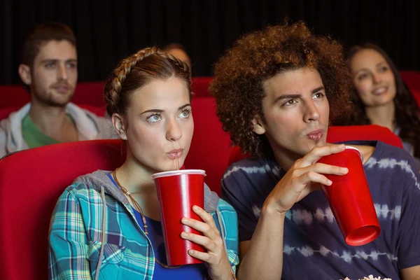 Jovem casal assistindo um filme — Fotografia de Stock