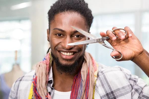 Gelukkig mannelijke modeontwerper houden schaar — Stockfoto