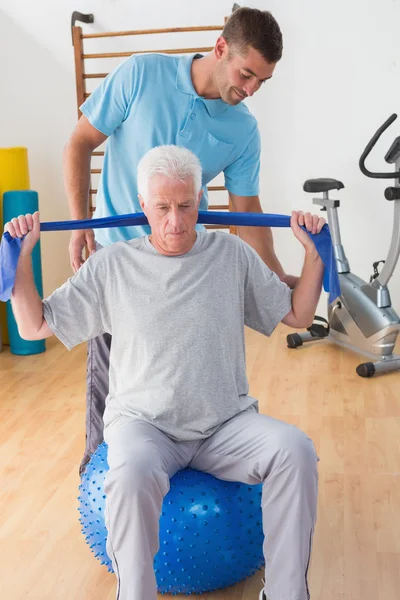 Seniorentraining mit seinem Trainer — Stockfoto