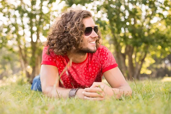 Knappe hipster in het park — Stockfoto