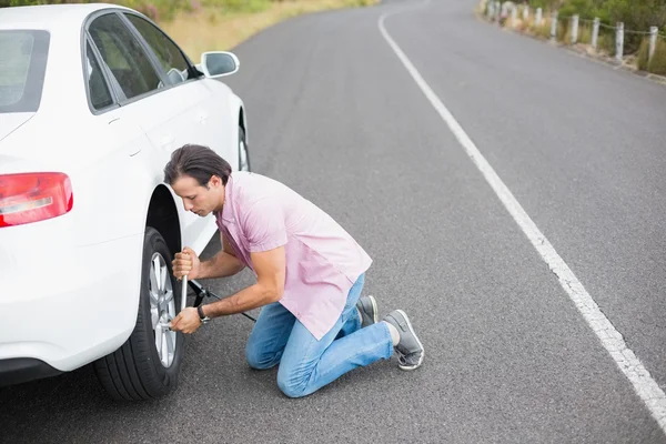 Mann wechselt Rad — Stockfoto