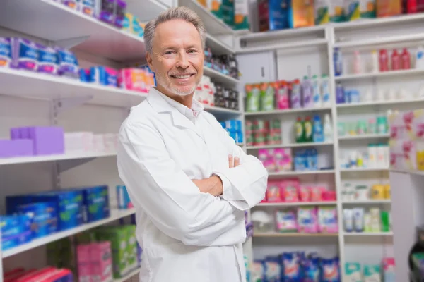 Farmacéutico mayor sonriendo a la cámara — Foto de Stock