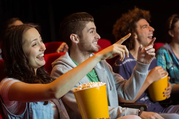 Jonge vrienden kijken naar een film — Stockfoto