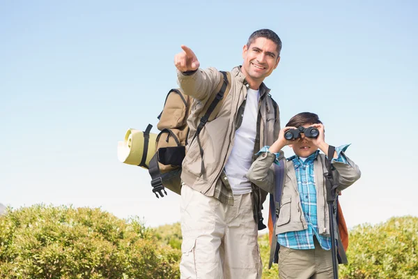 Padre e hijo haciendo senderismo en las montañas —  Fotos de Stock