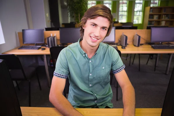 Student werkt aan computer in klas — Stockfoto