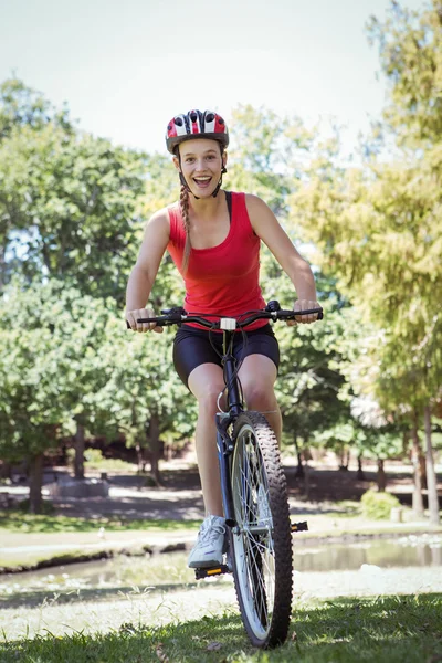 Vältränad kvinna rida sin cykel — Stockfoto