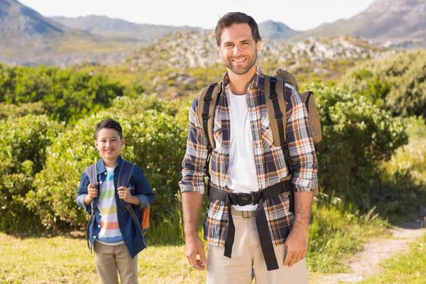 Vater und Sohn gemeinsam auf Wanderschaft — Stockfoto