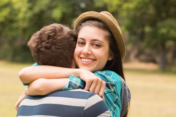 Jeune couple câlin dans le parc — Photo