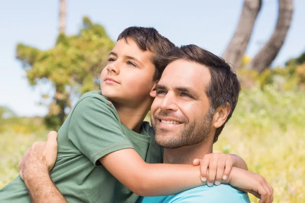 Vater und Sohn auf dem Land — Stockfoto