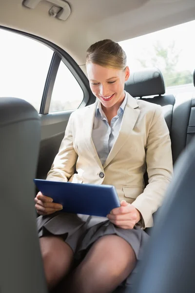 Empresária trabalhando em seu computador tablet — Fotografia de Stock