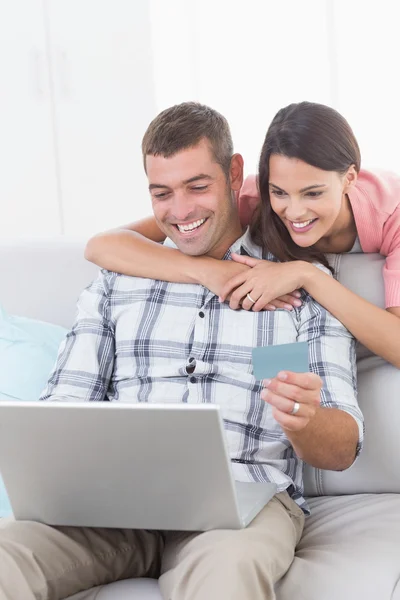 Coppia shopping online tramite laptop con carta di debito — Foto Stock