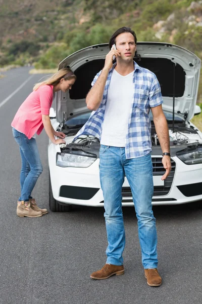 Couple after a car breakdown — Stock Photo, Image