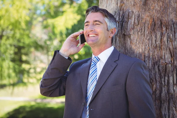 Uomo d'affari al telefono nel parco — Foto Stock