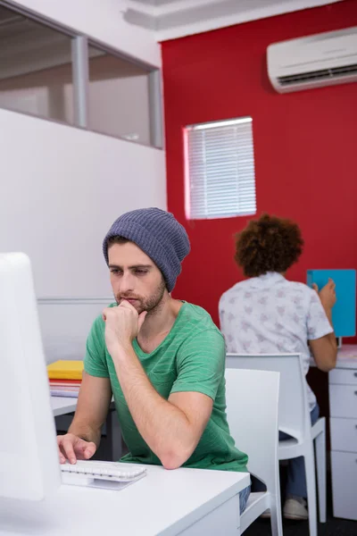 Homme d'affaires occasionnel concentré utilisant l'ordinateur dans le bureau — Photo