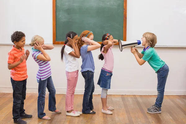 Schattig leerling schreeuwen in klas — Stockfoto