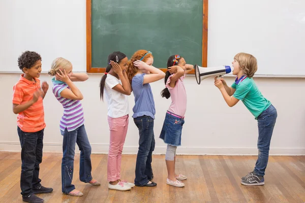 Lindo alumno gritando en el aula — Foto de Stock