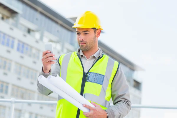 Arquitecto usando smartphone contra edificio — Foto de Stock