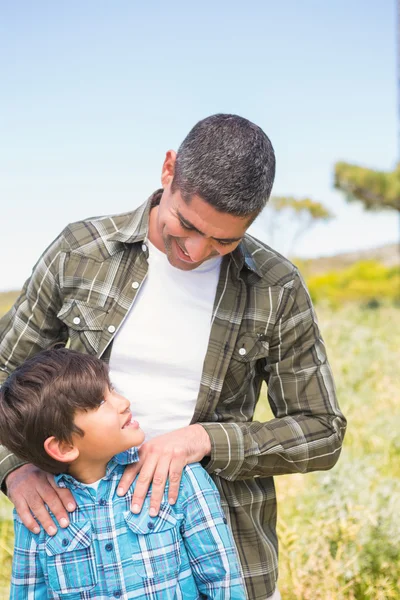 Pai e filho no campo — Fotografia de Stock