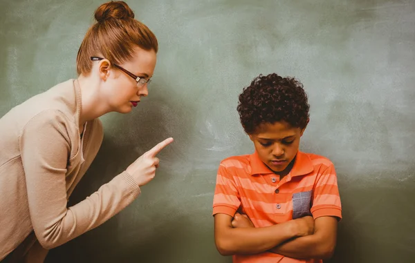 Professor gritando com menino em sala de aula — Fotografia de Stock