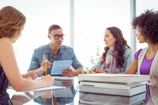 Mode studenten die werken als een team — Stockfoto