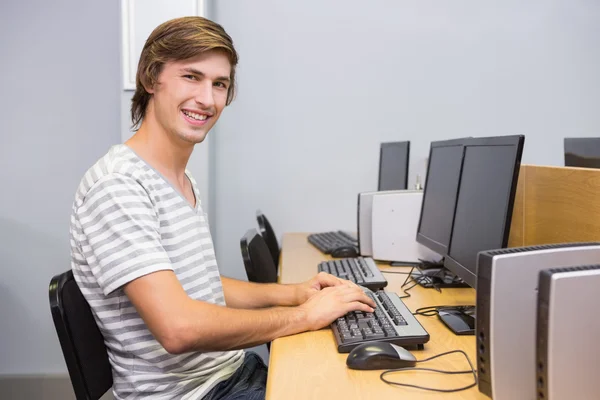 Estudante trabalhando em computador em sala de aula — Fotografia de Stock