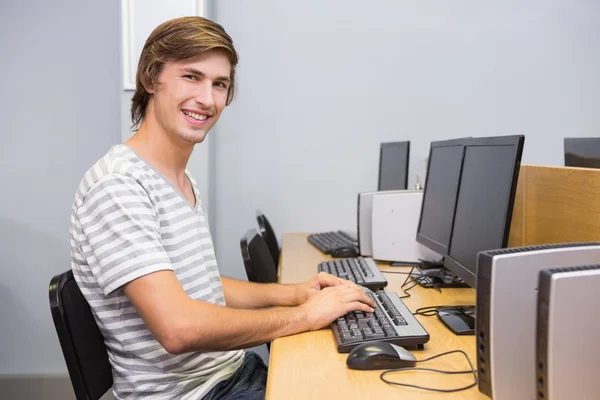 Étudiant travaillant sur ordinateur en classe — Photo