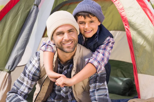 Far och son i deras tält — Stockfoto