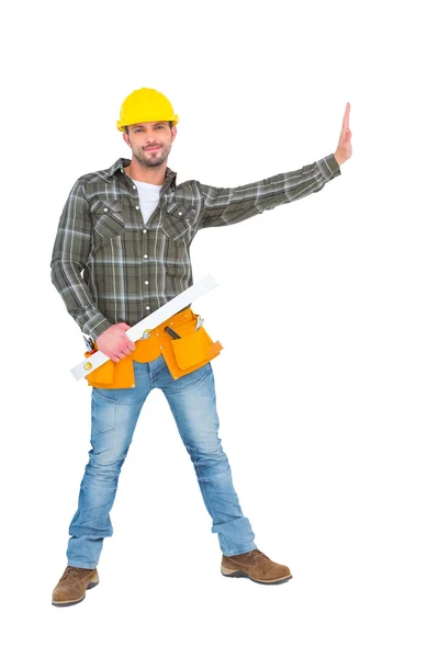 Manual worker holding spirit level — Stock Photo, Image