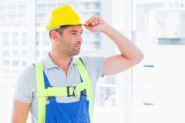 Manual worker wearing yellow hard hat — Stock Photo, Image