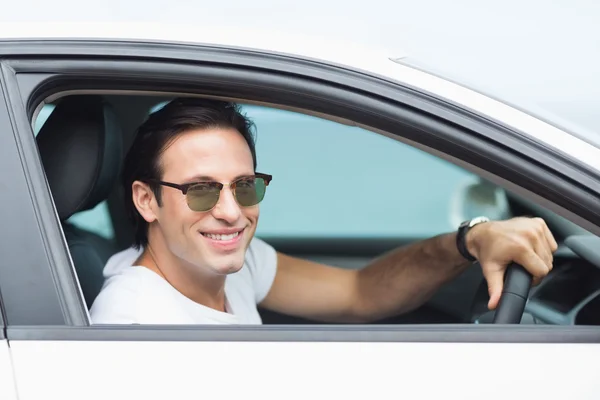 Мужчина за рулем и улыбается в камеру — стоковое фото