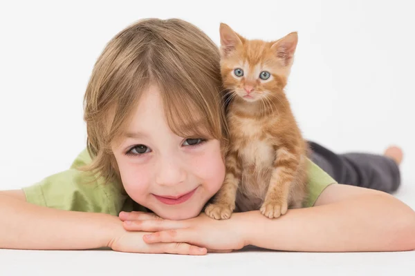 Chlapec s kotětem nad bílým pozadím — Stock fotografie